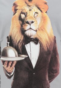 León con una figura humana en un esmoquin negro, sosteniendo un cloche plateado en una bandeja redonda. Presenta texturas de pelaje y rasgos faciales detallados.