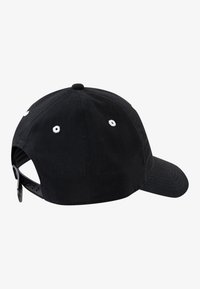 Sort baseball cap med buet skygge, lavet af stof. Har hvide øjer til ventilation og et justerbart plastrem bagpå.