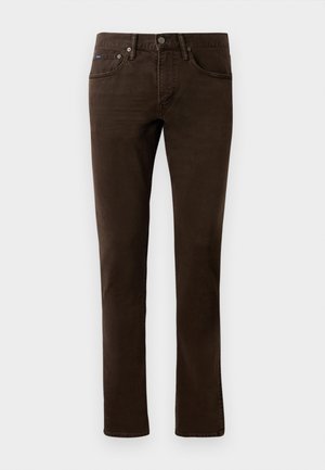 Pantalon marron en tissu lisse avec une coupe droite, comprenant cinq poches et une fermeture à bouton en métal.