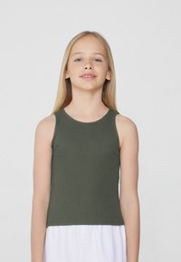 Oliwkowy, ryflowany top bez rękawów z okrągłym dekoltem. Gładka tekstura, dopasowany krój i minimalistyczny styl.