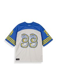 Camiseta deportiva de manga corta azul y gris con diseños gemelos de serpientes amarillas y azules en la parte delantera y franjas amarillas y serpiente en las mangas.