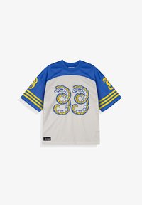 Camiseta deportiva de manga corta azul y gris con diseños gemelos de serpientes amarillas y azules en la parte delantera y franjas amarillas y serpiente en las mangas.