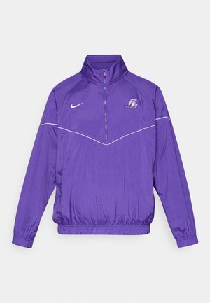 Nike ljubičasti vjetrovka s četvrtastim zipom, elastičnim manžetama i pojasom, s bijelim detaljima i logotipom na prsima.