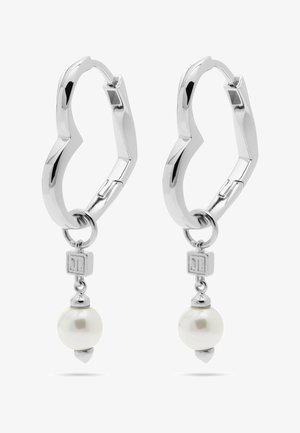 Orecchini a cerchio color argento con bordi ondulati, ciascuno con un piccolo cubo pendente e un ciondolo rotondo con perla bianca.