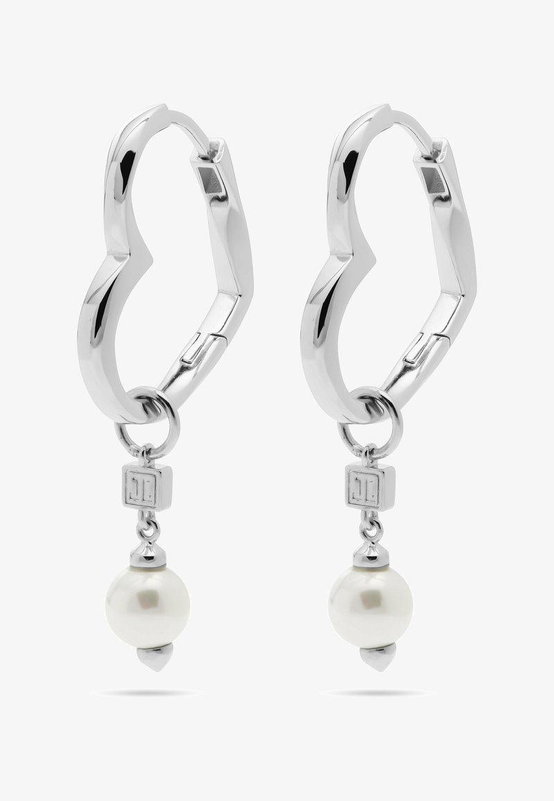 Oorbellen van zilverkleurige ringen met golvende randen, elk met een hangende kleine kubus en een ronde witte parelhanger.