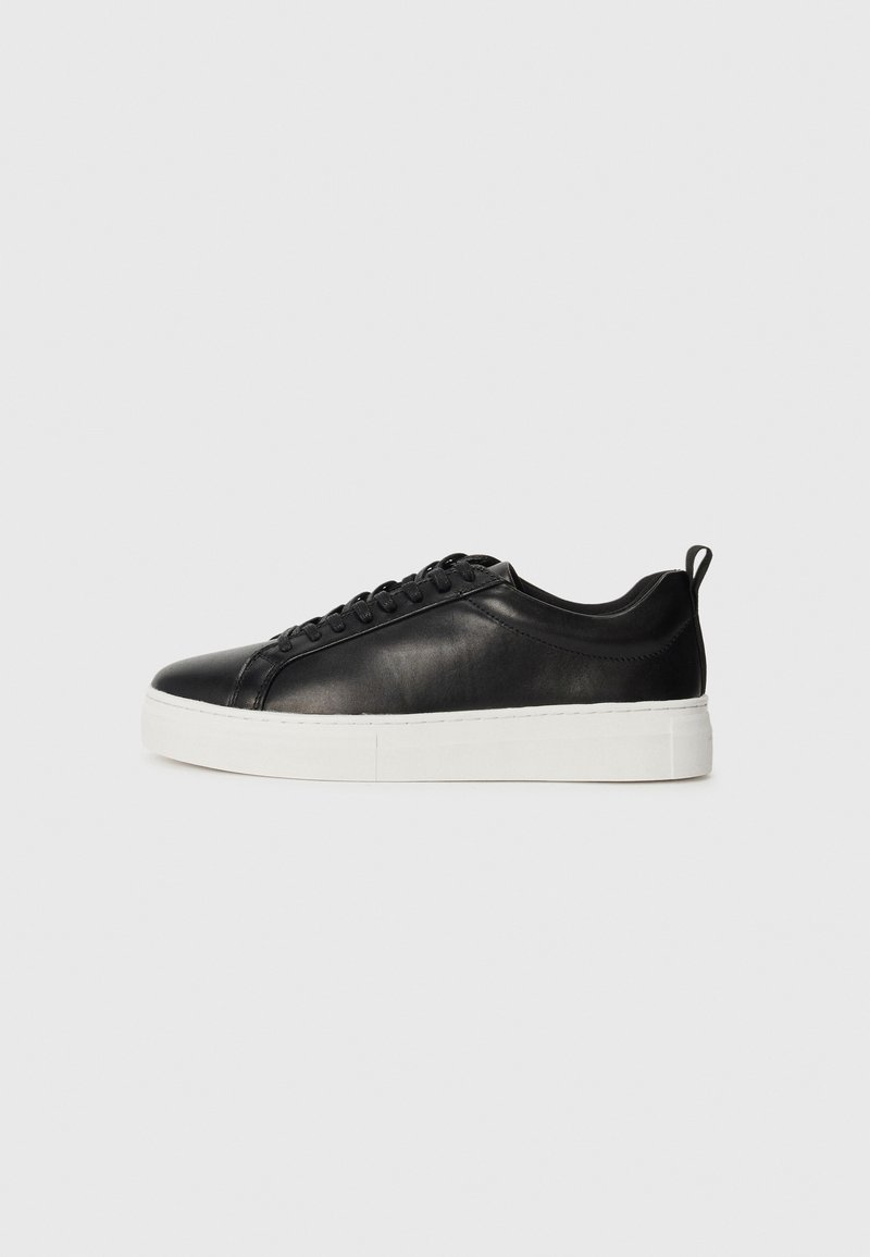 Sneaker in pelle nera con finitura liscia, suola in gomma bianca, punta rotonda e design con lacci. Presenta un anello sul tallone.