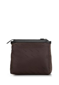 Borsetta in nylon marrone con superficie texture, dotata di chiusura a zip nera e motivo a logo in rilievo su tutta la superficie.