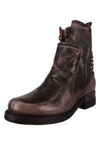 Leder Stiefelette mit einem verwitterten metallischen grauen Finish, seitlichem Reißverschluss, runder Zehenpartie und Nietenakzenten an der Ferse.