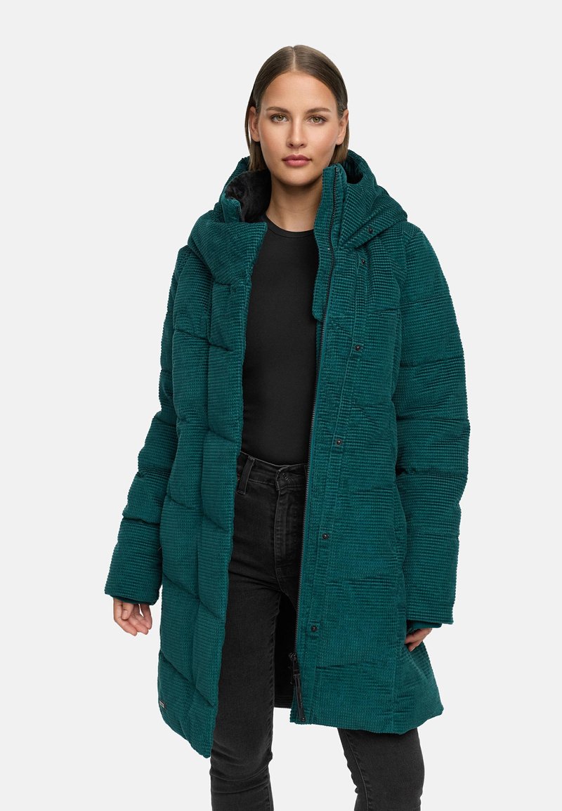 Turkos puffjacka med strukturerad tyg, en huva och tryckknappsstängning. Har stora quiltade sektioner och en insvängd midjedesign. Svart foder.