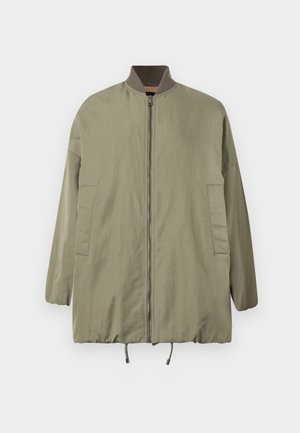 Olive zielona kurtka bomberka z zamkiem z przodu, prążkowanym kołnierzem i dwoma bocznymi kieszeniami. Posiada luźny krój oraz gładki, lekki materiał.