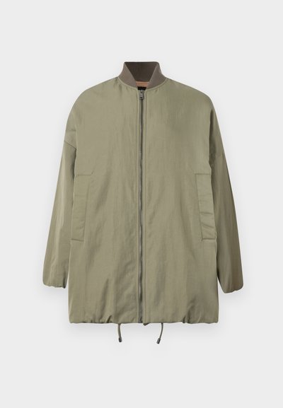 Olivroheline bomber-jakk, millel on tõmblukk ees, soonikkoes krae ja kaks küljetaskut. Omab mugavat lõiget ja sujuvat, kergekaalulist kangast.