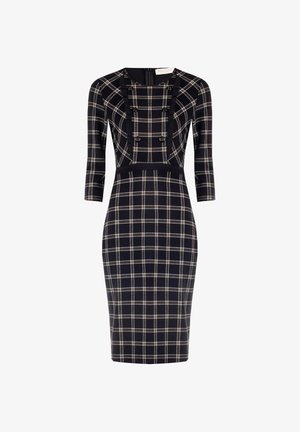 Strak zittende zwart-wit geruite jurk met driekwartmouwen, voorzien van een gestructureerd lijfje en decoratieve knopen bij de halslijn.