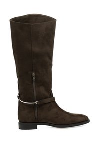 Bota alta de ante marrón con cremallera lateral, un detalle de correa cerca del tobillo y un tacón bajo y estructurado. Textura suave en todo.