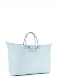 Borsa a spalla in tessuto blu chiaro con doppie maniglie, accentuata da un risvolto e dettagli con logo. Texture morbida e design spazioso, ideale per viaggi o uso quotidiano.