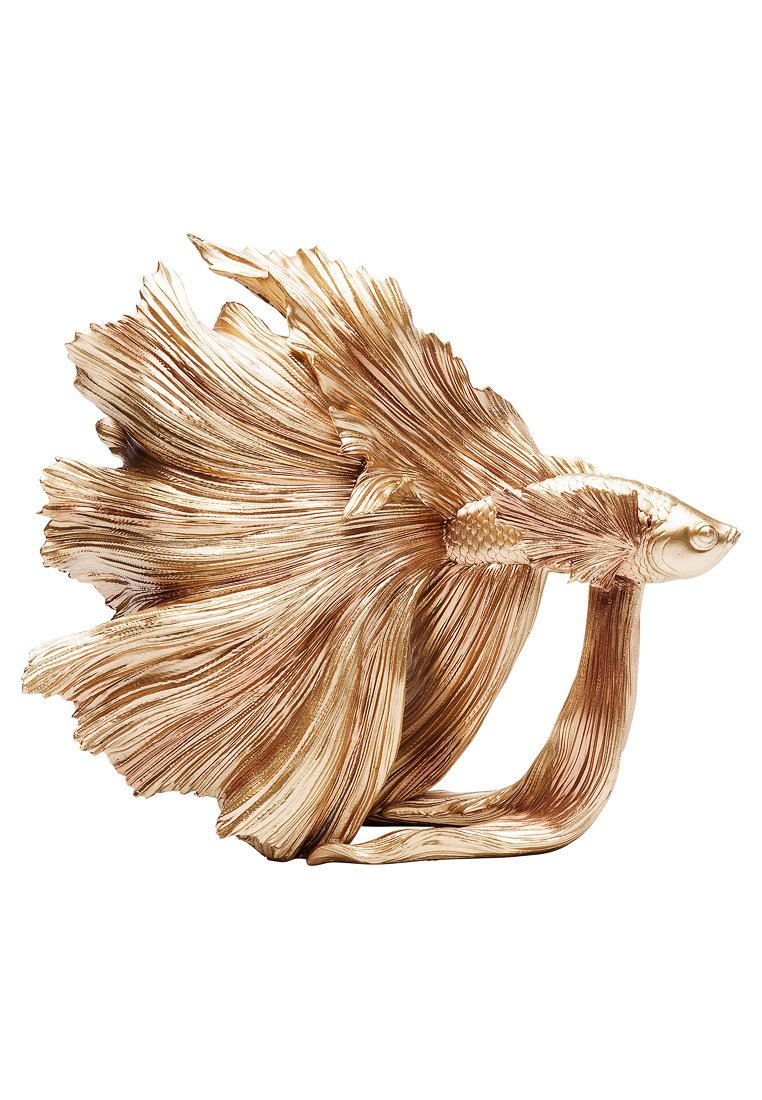 Skulptur eines goldfarbenen Betta-Fisches mit fließenden, strukturierten Flossen und detaillierten Schuppen, der auf einer gebogenen Basis montiert ist.