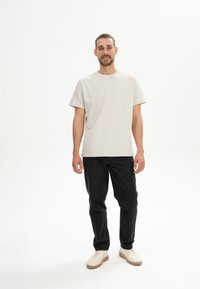 MELA SCHWER PRAVIN - T-Shirt basic - birke