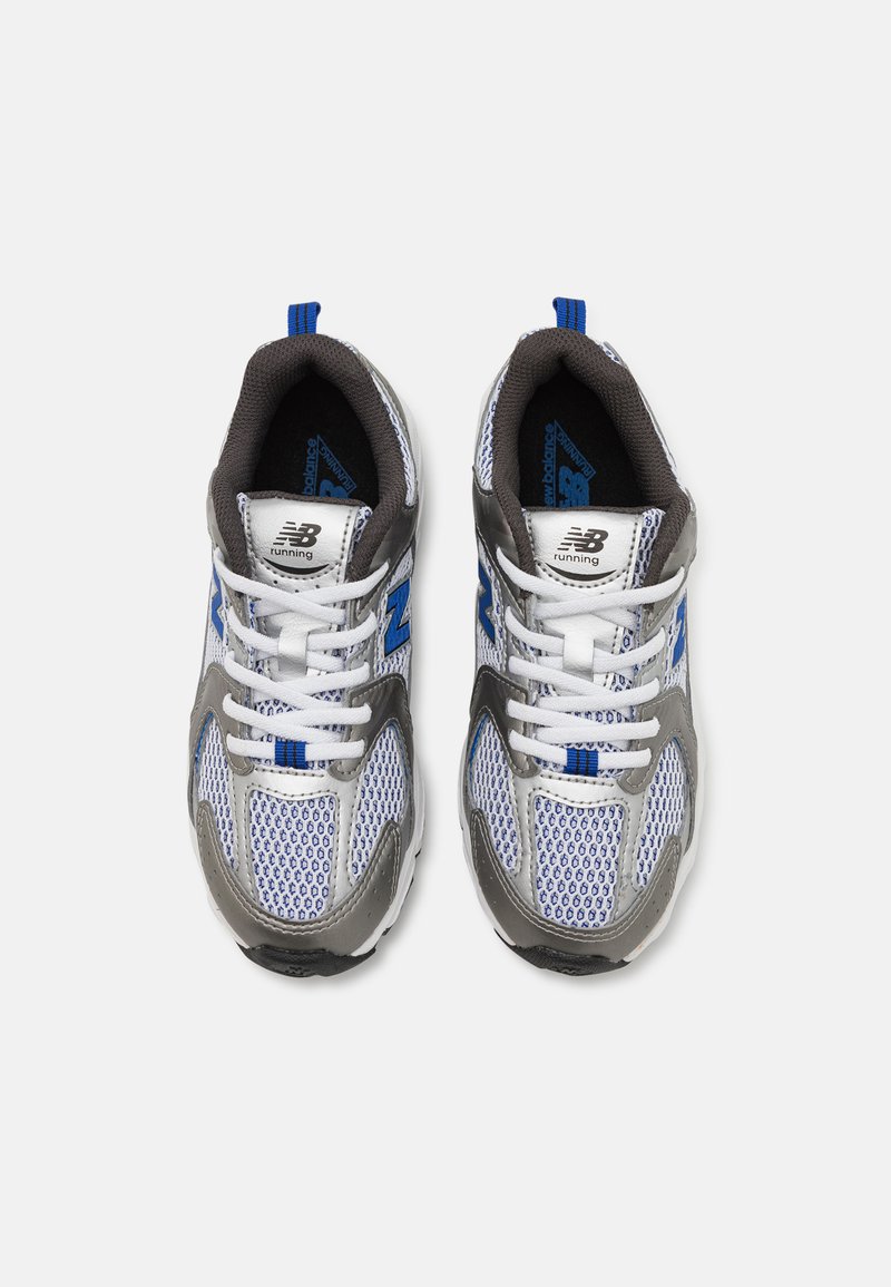 Zapatillas de running en gris y blanco con acentos azules, parte superior de malla, lengua acolchada y suelas de goma texturizada. Diseño tradicional con cordones.