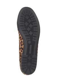Scarpa slip-on con stampa leopardata, dotata di una suola in gomma nera piatta e testurizzata con un battistrada decorato e un design a punta arrotondata.