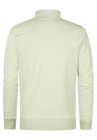 Pulover verde deschis cu guler înalt, mâneci lungi, manșete și tiv cu nervuri. Fabricat dintr-un material neted, moale, cu un design simplu.