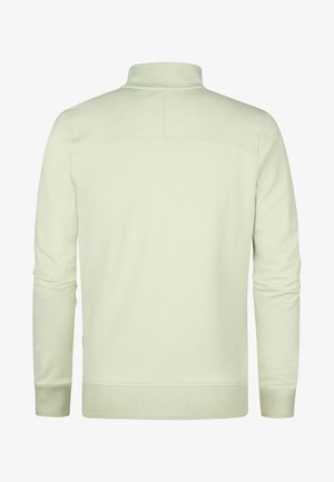 Pulover verde deschis cu guler înalt, mâneci lungi, manșete și tiv cu nervuri. Fabricat dintr-un material neted, moale, cu un design simplu.