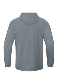 Veste légère à capuche grise avec des manches longues, des poignets élastiques et une texture lisse. Présente un design simple et sans ornements.