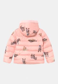 Rosa pufferjakke med en hætte foret med kunstpels, der har et mønster af heste og ryttere. Quiltedesignet giver isolering og varme.