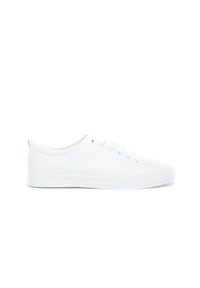 Bílé tenisky vyrobené z texturovaného syntetického materiálu, s nízkým designem, šněrováním a gumovou podrážkou.