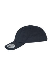 Marineblå stof baseball cap med en buet skygge, justerbar rem og et rundt mærke foran, der siger "Justerbar." Glat overflade.