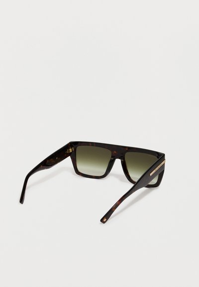 Gafas de sol con montura de carey, lentes en degradado verde, forma rectangular y acentos dorados en las patillas.