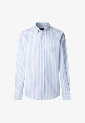 Camicia di cotone azzurro chiaro con righe verticali bianche e rosa, colletto a bottoni, maniche lunghe e un piccolo logo ricamato sul petto.