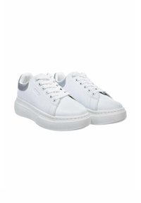 Białe sneakersy z gładką skórzaną cholewką, srebrnymi akcentami na pięcie, płaskimi sznurowadłami i grubą gumową podeszwą. Szew na krawędziach.