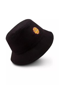 Czarny kapelusz typu bucket z małym haftowanym słońcem z uśmiechniętą twarzą w kolorach pomarańczowym, żółtym i białym z przodu.