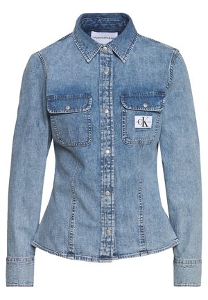 Jasnoniebieska dopasowana kurtka jeansowa z długimi rękawami, zapinana na guziki z przodu, z dwoma kieszeniami z klapami oraz naszywką z logo Calvin Klein Jeans na lewej kieszeni.