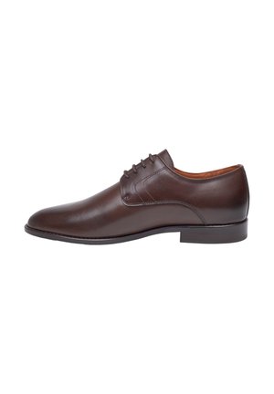 Braune Leder-Dressschuhe mit einem eleganten Design, abgerundeter Spitze, dezenten Steppnähten und einem niedrigen, gestapelten Absatz.