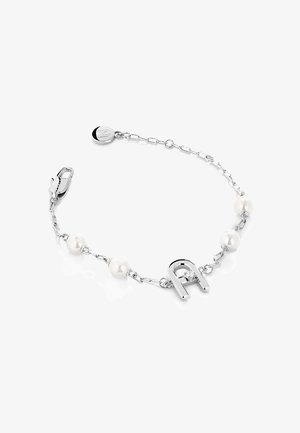 Strieborný náramok s retiazkou s tromi bielymi perlami a príveskom so štýlizovaným písmenom, ozdobeným malým drahokamom. Spona na homára.