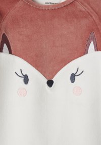 Sweatshirt mit einem Fuchsdesign, einem samtweichen, rostrot Oberteil und einem weichen weißen Unterteil. Gestickte Augen, Nase und Wangen sorgen für Details.