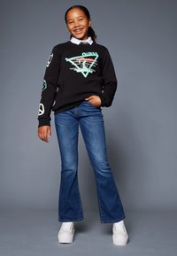 Guess JUNIOR FLARE FIT PANTS - Flared jeans - blue denim