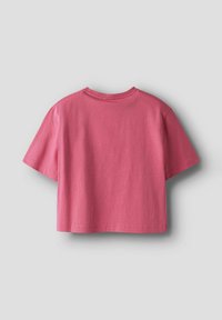 Camiseta corta de algodón rosa con mangas cortas, cuello redondo y dobladillo cropped. Textura suave sin patrones ni herrajes.