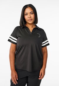 Schwarzes Poloshirt mit V-Ausschnitt und kurzen Ärmeln, das weiße Streifen an den Ärmeln aufweist. Enthält subtile Textdetails auf der Vorderseite.