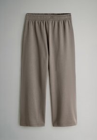 Gaiši brūnas, līdz ceļgaliem sasniedzošas bikses ar elastīgu jostasvietu, izgatavotas no mīksta auduma, kam ir gluda tekstūra bez redzamām rakstām vai metāla detaļām.