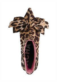 Schuh aus Leopardenmusterstoff mit einer großen Schleife oben, spitz zulaufender Zehenpartie und rosa Innenfutter. Verfügt über einen seitlichen Reißverschluss.