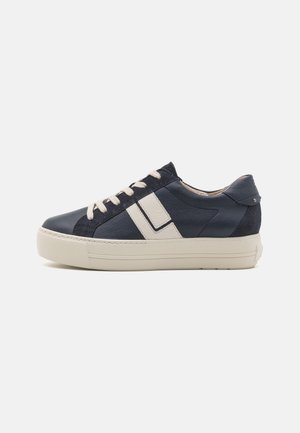 Marineblaue Leder-Sneaker mit cremefarbenen Akzenten, featuring eine strukturierte Oberfläche, runde Zehenpartie, flache Sohle und kontrastierende Schnürdetails.