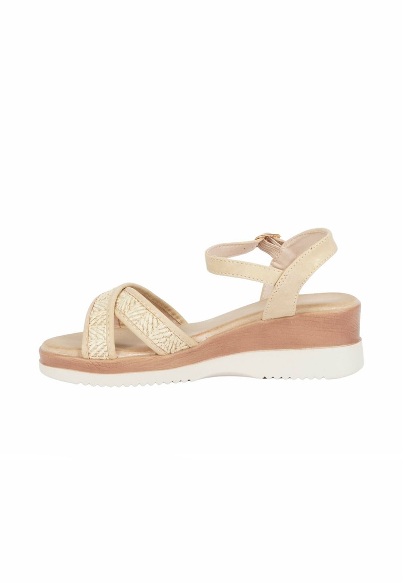 Sandalo wedge beige con cinturini intessuti, cinturino alla caviglia con fibbia, suola in gomma bianca e tacco in legno testurizzato.