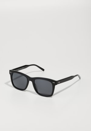Ochelari de soare rectangulare negri cu lentile închise, având un cadru din plastic neted și două accente metalice în față.