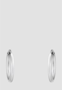 Pendientes de aro de plata con un acabado suave y pulido, forma ovalada y un diseño de cierre seguro para un uso fácil.