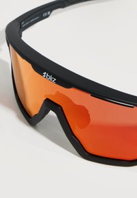 Lunettes de sport noires avec un verre enveloppant réfléchissant orange et le logo "bliz" au centre supérieur de la monture.