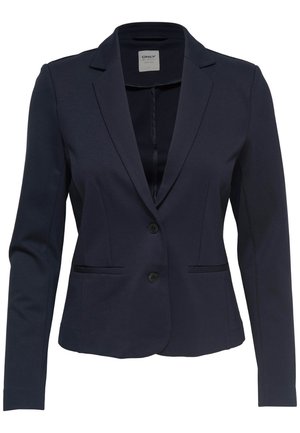 Dopasowana granatowa damska marynarka z dwoma guzikami i przednimi kieszeniami z patką, z wyciętym kołnierzem typu notch lapel.