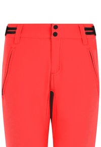 Rode broek met een gladde textuur, voorzien van twee zwarte knopen bij de tailleband en ritssluitingen aan de zijkanten. Geaccentueerd met zwarte strepen.
