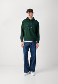 GANT TONAL SHIELD HOODIE - Mikina s kapucňou - grün