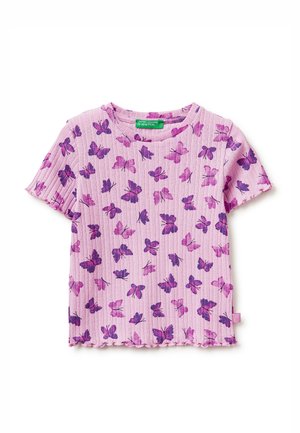 Camiseta de manga corta de canalé color púrpura claro con bordes con volantes y un estampado de mariposas en púrpura oscuro, fabricada por United Colors of Benetton.